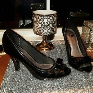Life Stride Black Patent Pumps with Cute Bows